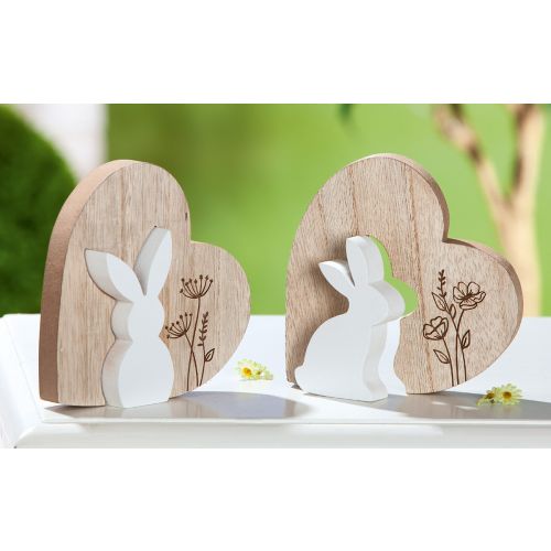 Lapin blanc dans coeur en bois
