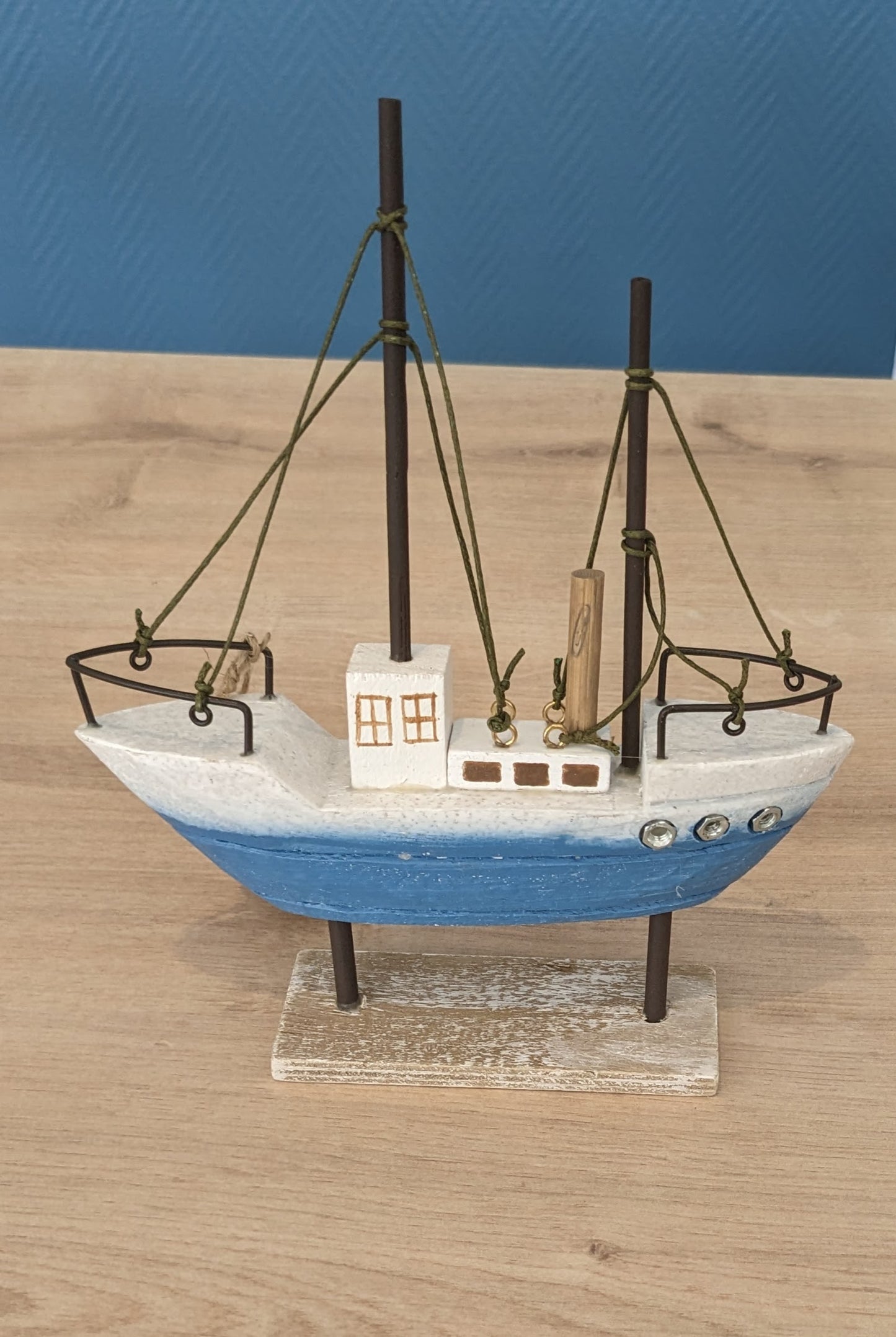 Présentoir bateau en bois bleu