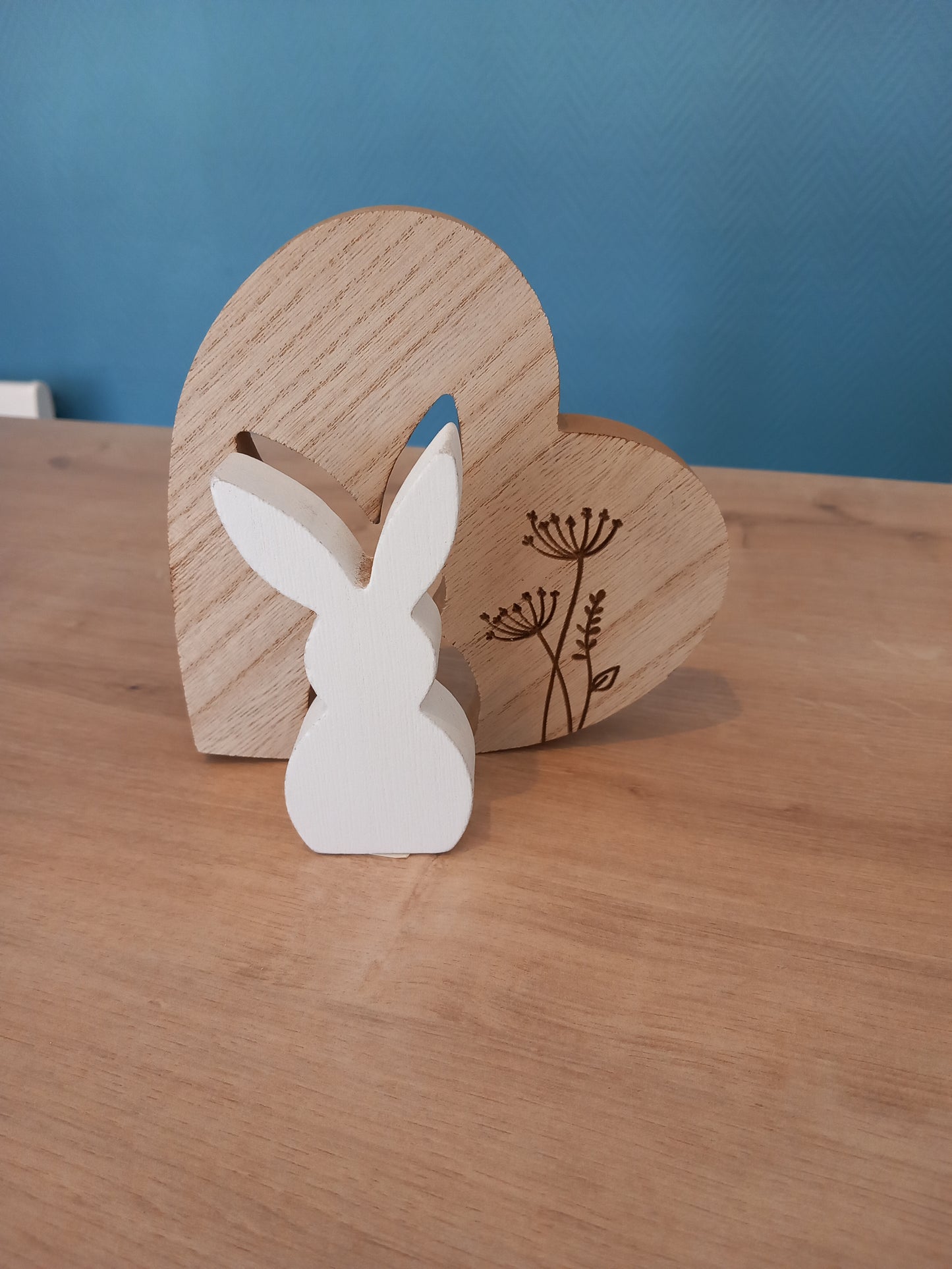 Lapin blanc dans coeur en bois