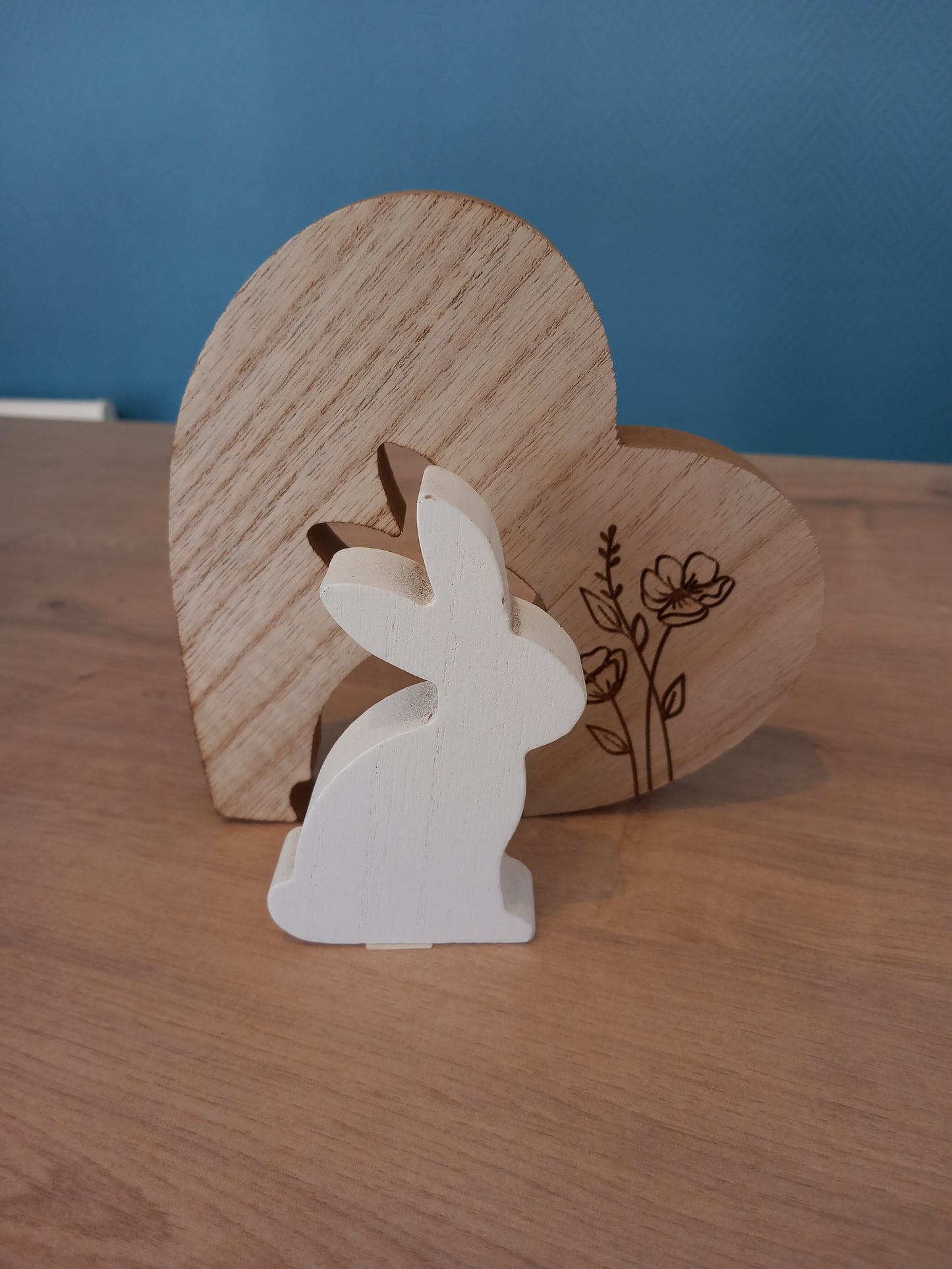 Lapin blanc dans coeur en bois