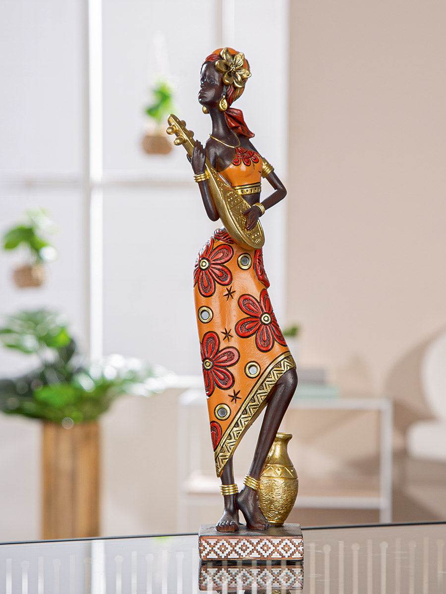 Africaine Musicienne Debout