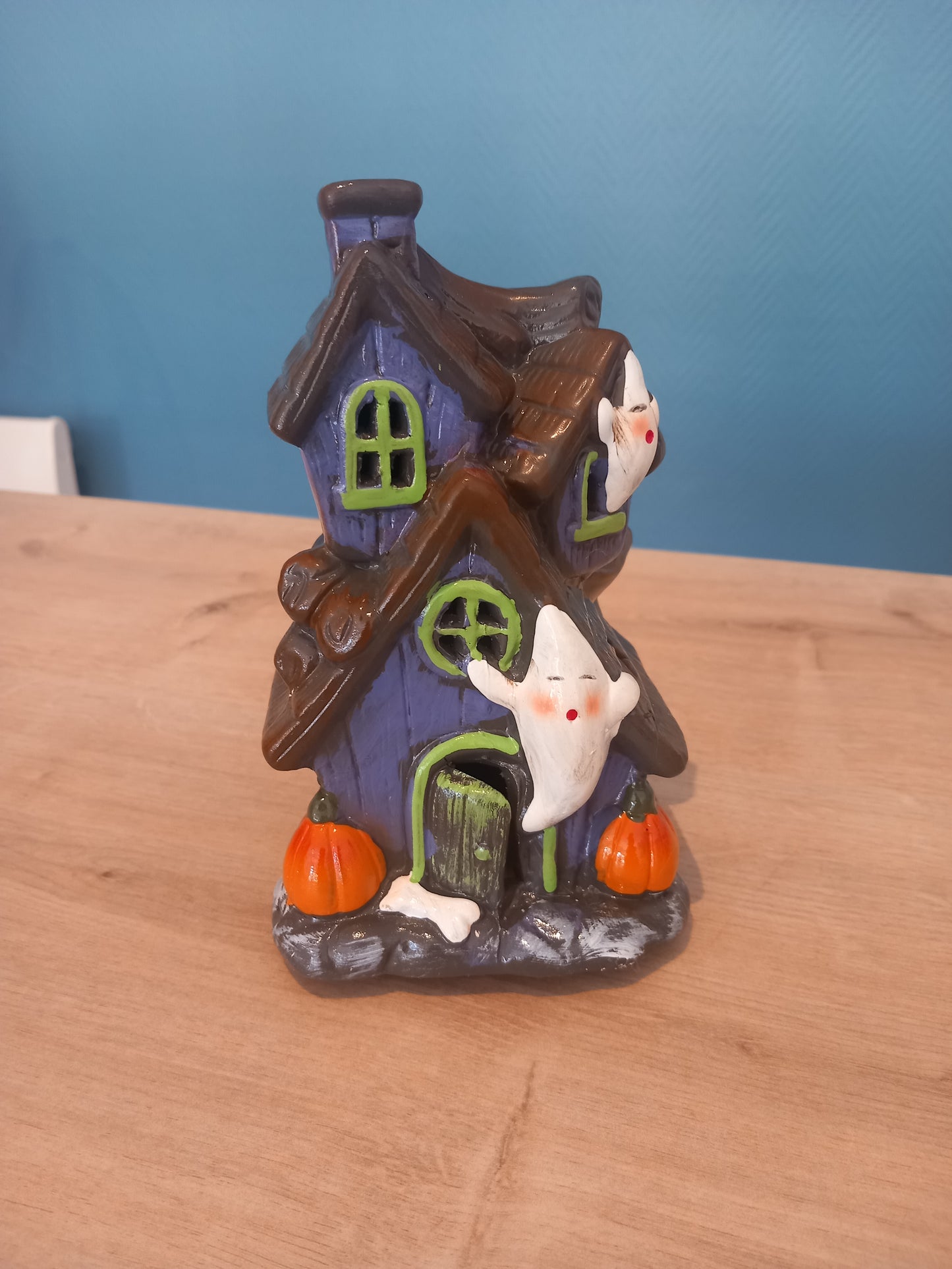 Maison d'Halloween avec fantômes et lumière LED