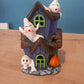 Maison d'Halloween avec fantômes et lumière LED