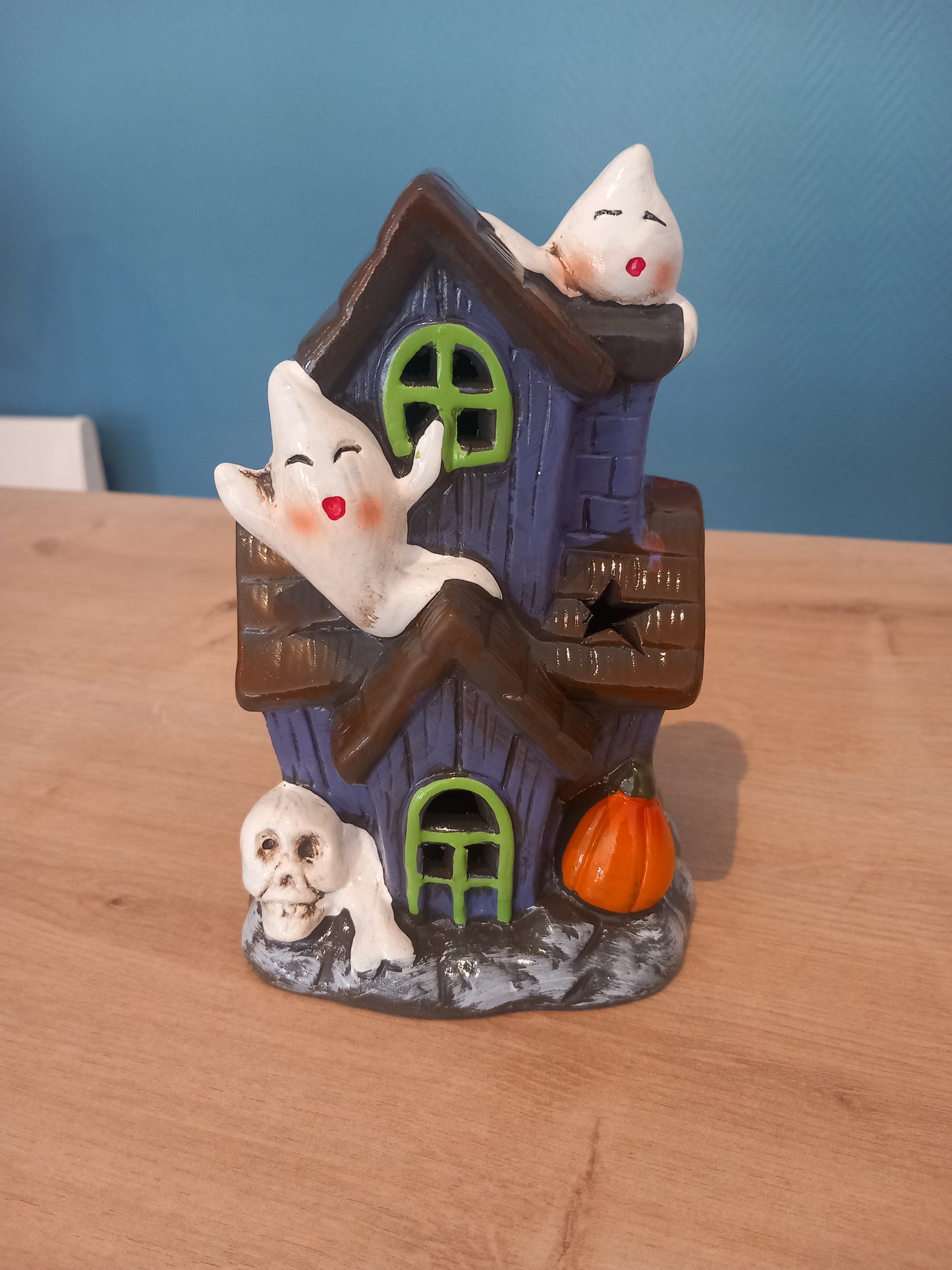 Maison d'Halloween avec fantômes et lumière LED
