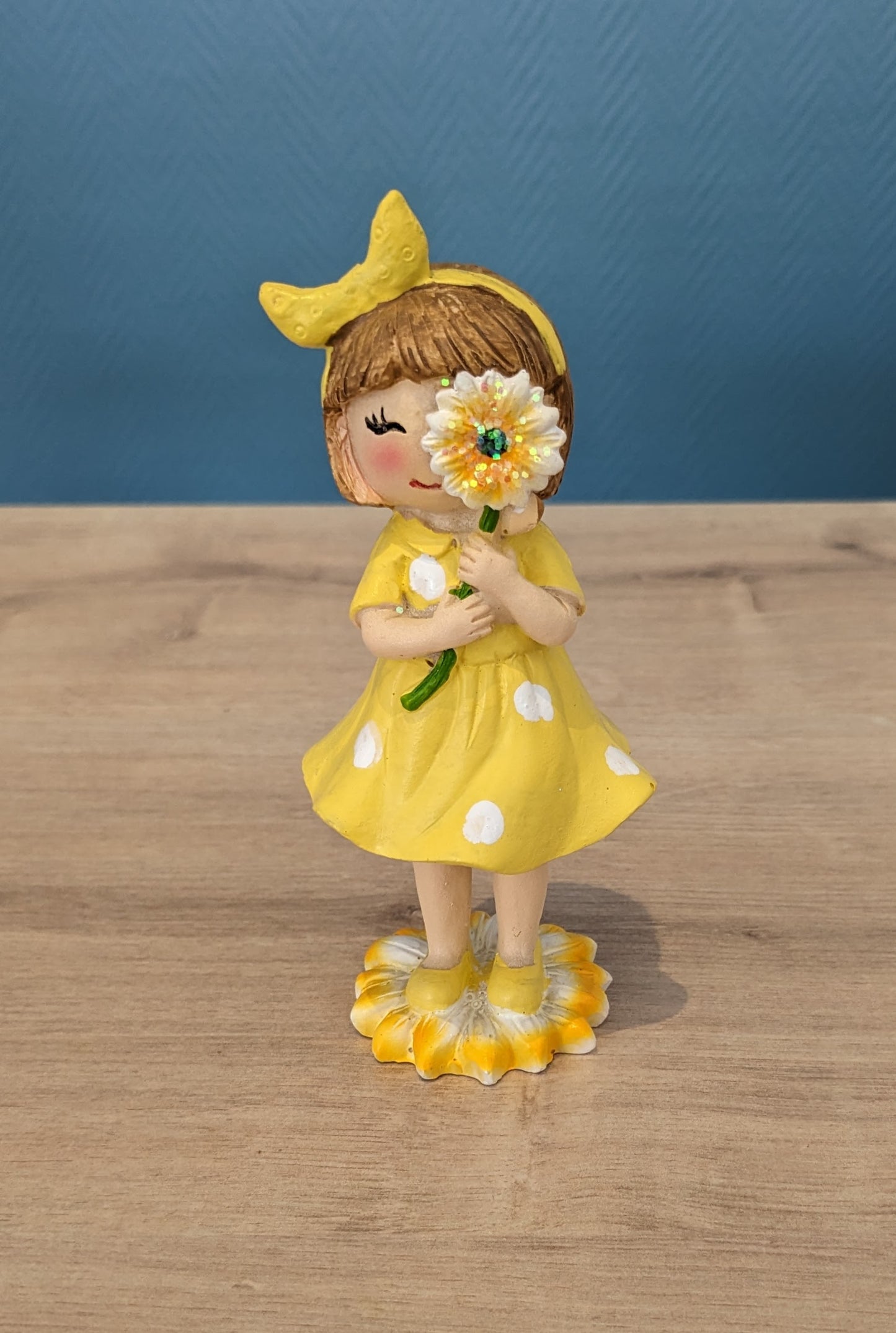 Petite fille jaune avec fleur